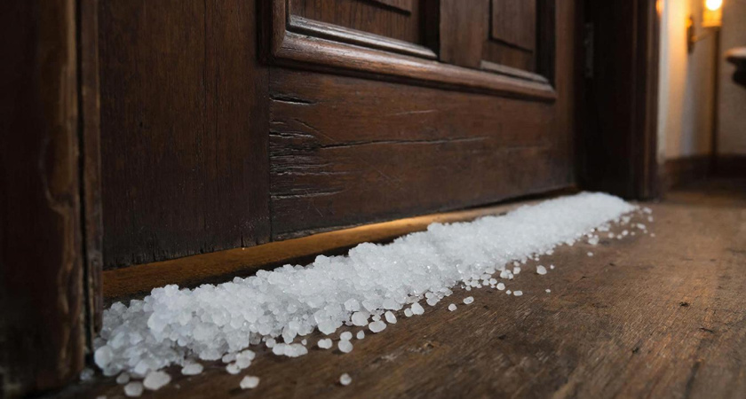 Посыпьте соль у порога и спите спокойно: старая хитрость актуальна и в наши дни