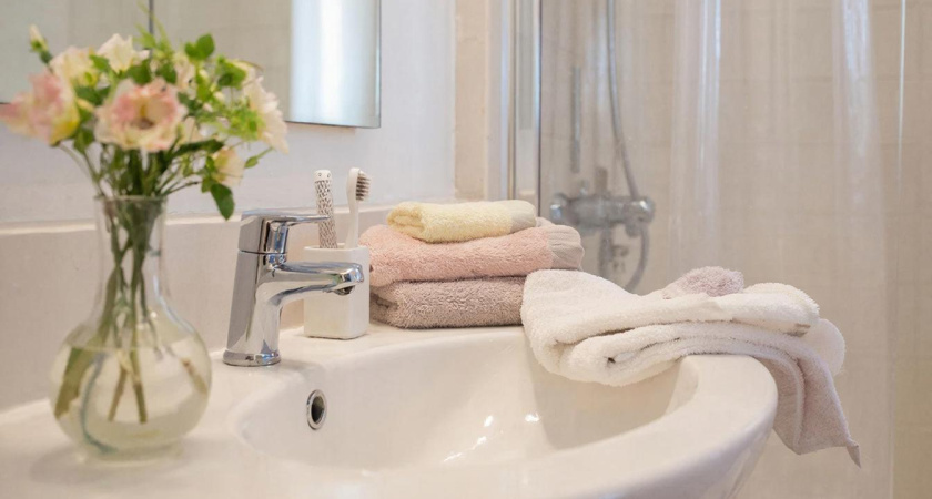 Перестала стирать кухонные полотенца: вот как чищу их за 5 минут — в пакете. Как новые и приятно пахнут