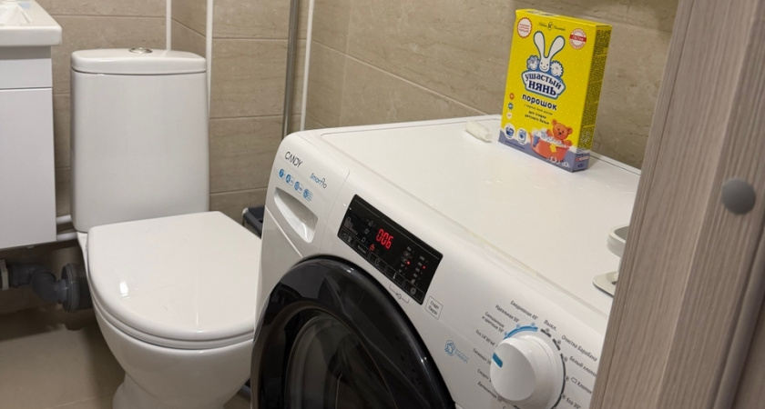 Не сода и не соль. Насыпьте горсть в унитаз и спокойно идите на работу — старый налет и запах исчезнут, когда вернетесь