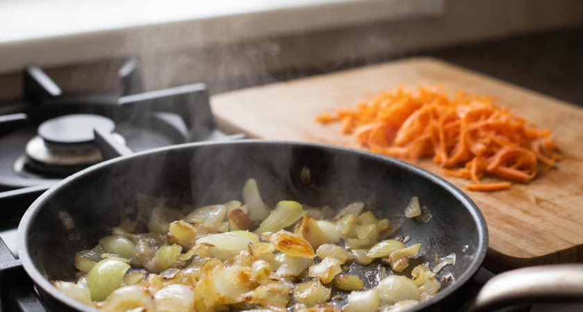 Почему лук и морковь не жарят вместе? Секрет шеф-поваров, который знают лишь единицы