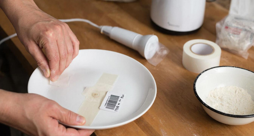 Наклейка и клей от ценника сойдет за секунды: способы с подручными средствами