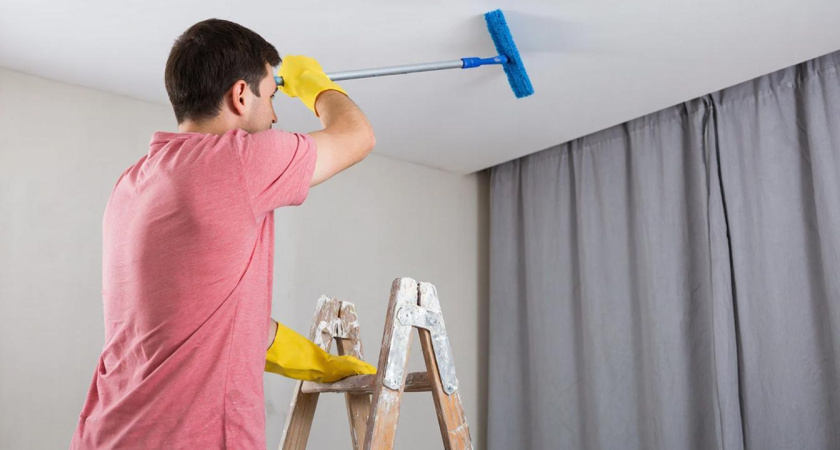 Чем помыть натяжной потолок без разводов и химии: проверенный способ опытных хозяек