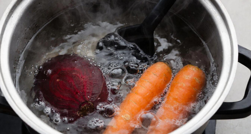 Жаль, что узнала только в 50 лет. Как отварить морковь и свеклу для салата за 5 минут