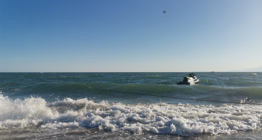 Почему русские туристы постоянно купаются в море, а иностранные гости все время проводят у бассейна?