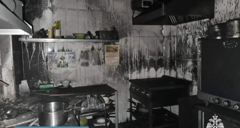 В Коми спасатели тушили огонь в гостинице 