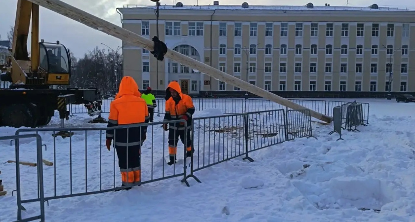 На Стефановской площади Сыктывкара установили традиционный масленичный столб