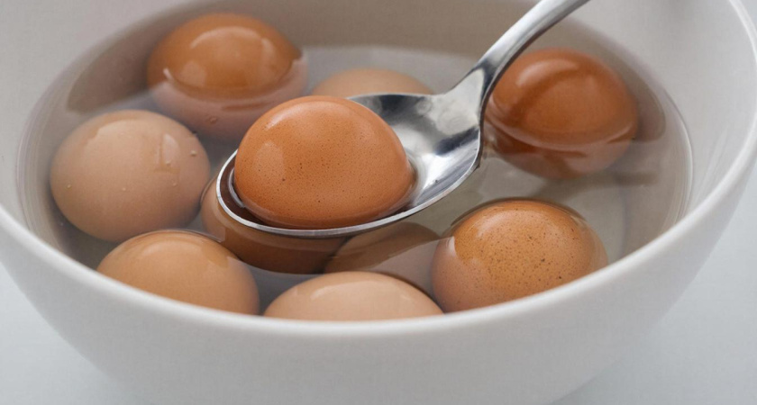 Как сварить яйца, чтобы скорлупа снималась одним движением: простой трюк с содой