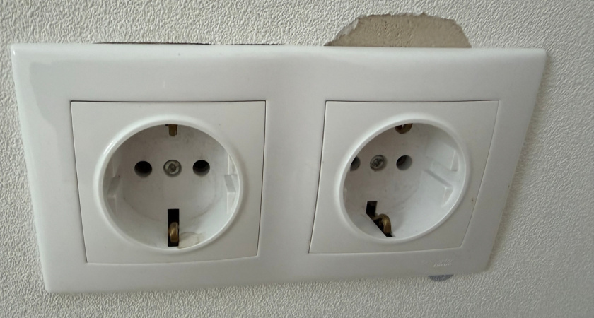 3 бытовых электроприбора, которые нельзя выдергивать из розетки никогда — проблемы обеспечены