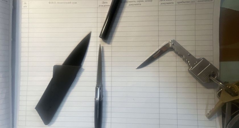 Ручка-нож и «визитка» с клинком: что пытались пронести в суды Коми