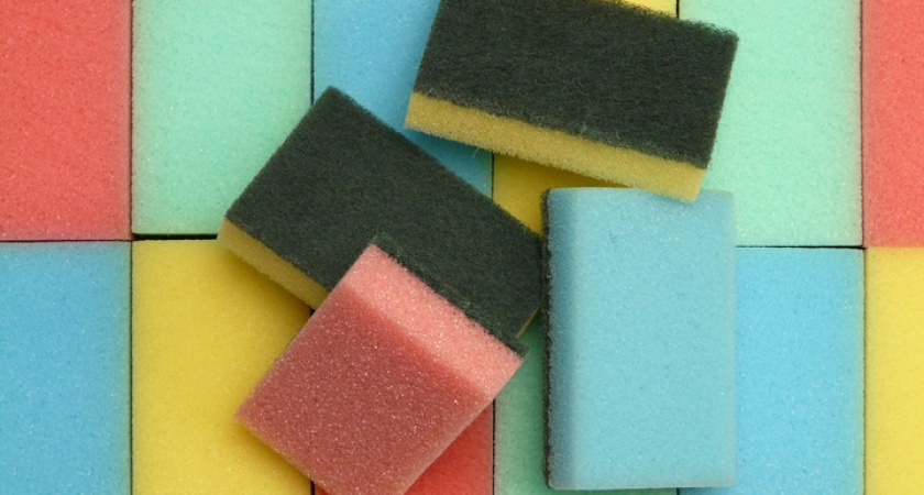 Только в 50 лет узнала, почему губки для мытья посуды разных цветов
