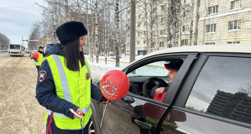 Женский патруль ГИБДД в Сыктывкаре поздравил водителей с 23 Февраля