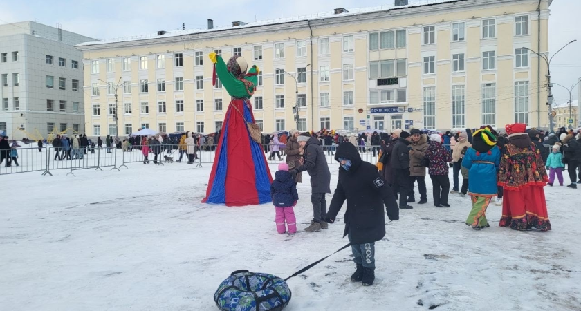 Блины, чучела и высокий столб: как на Стефановской площади в Сыктывкаре 21 февраля отпраздновали Масленицу