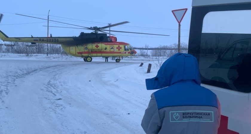 Вертолет санавиации совершил посадку прямо на городской дороге в Коми для экстренной доставки пациентов