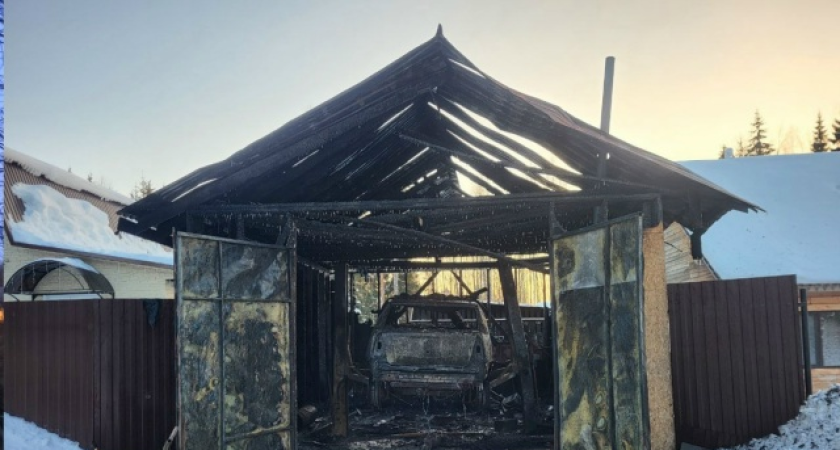 В Сыктывкаре огнеборцы потушили горящий гараж