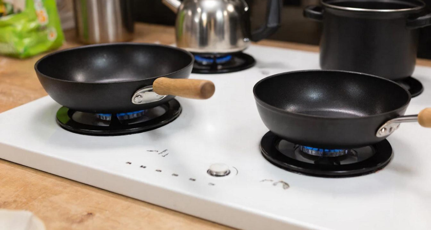 Кладу сковороду в полиэтиленовый мешок, и нагар сползает в миг – любуюсь отражением