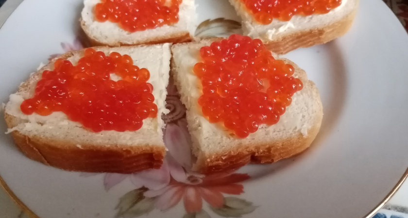 Ходила в "Красное&Белое" за сырниками, а нашла еще и икру, свежие яблоки и другие новинки