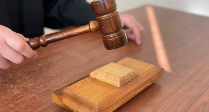 В Коми завершено расследование в отношении сотрудниц колонии и осужденного по делу о взятках за незаконные звонки и переписку