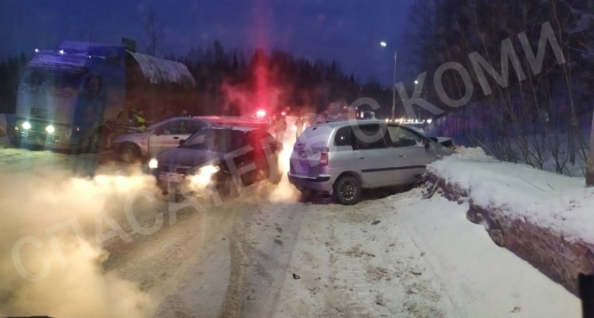 В Коми произошло массовое ДТП: три человека пострадали 