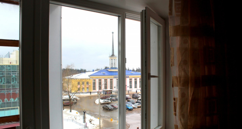 Наклеили за 5 минут и не мерзнем: из окон больше не дует, а подоконник теплый