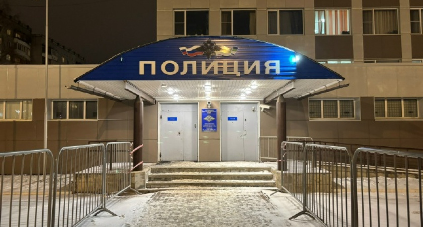 В Коми полицейские вывели жильца из горящей квартиры