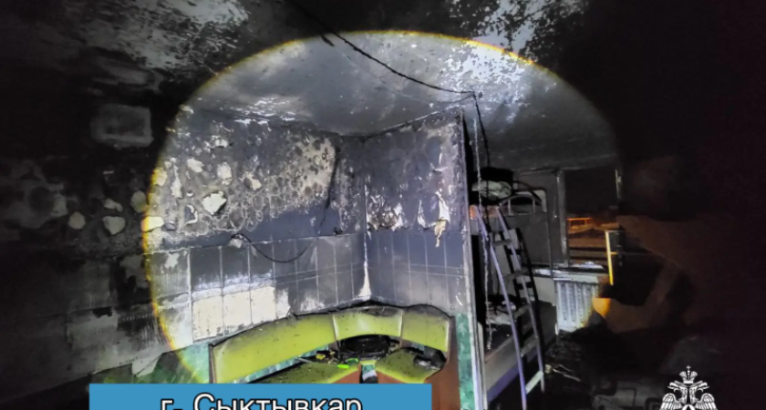 В Сыктывкаре спасатели вывели из горящего дома 40 человек 