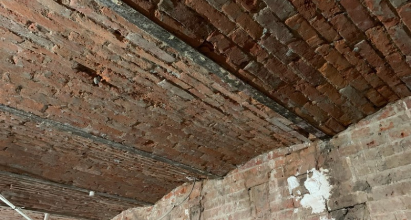 В Сыктывкаре продолжаются работы по первому этапу капремонта памятника архитектуры регионального значения "Уездная земская управа"