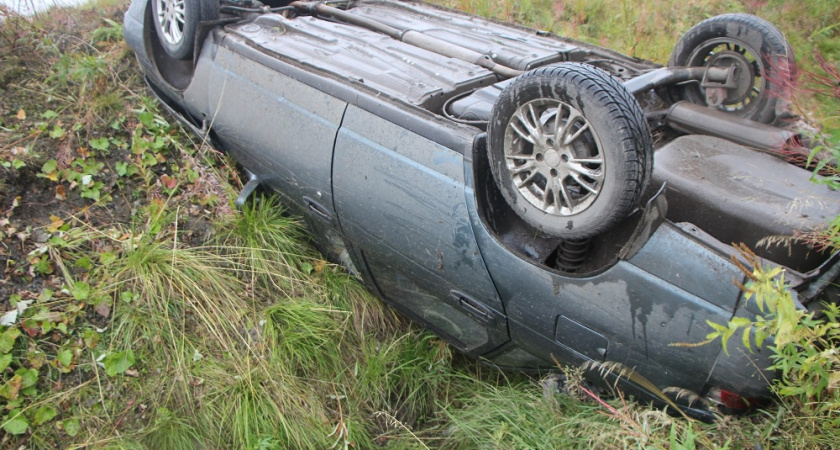 В Коми пьяный водитель на ВАЗе улетел в кювет и опрокинулся (фото)