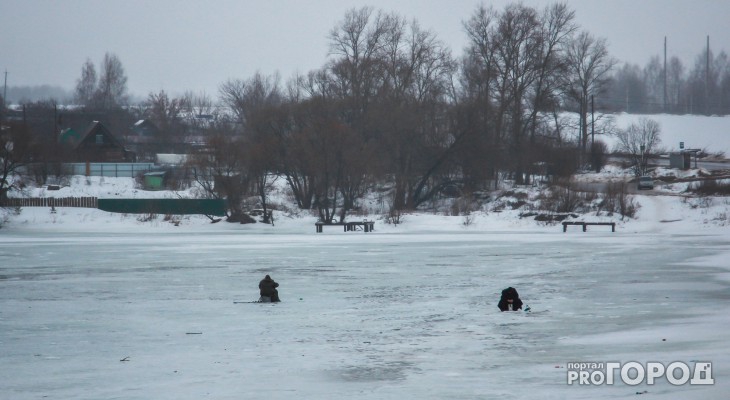 В Коми рыбаки на снегоходе провалились под лед