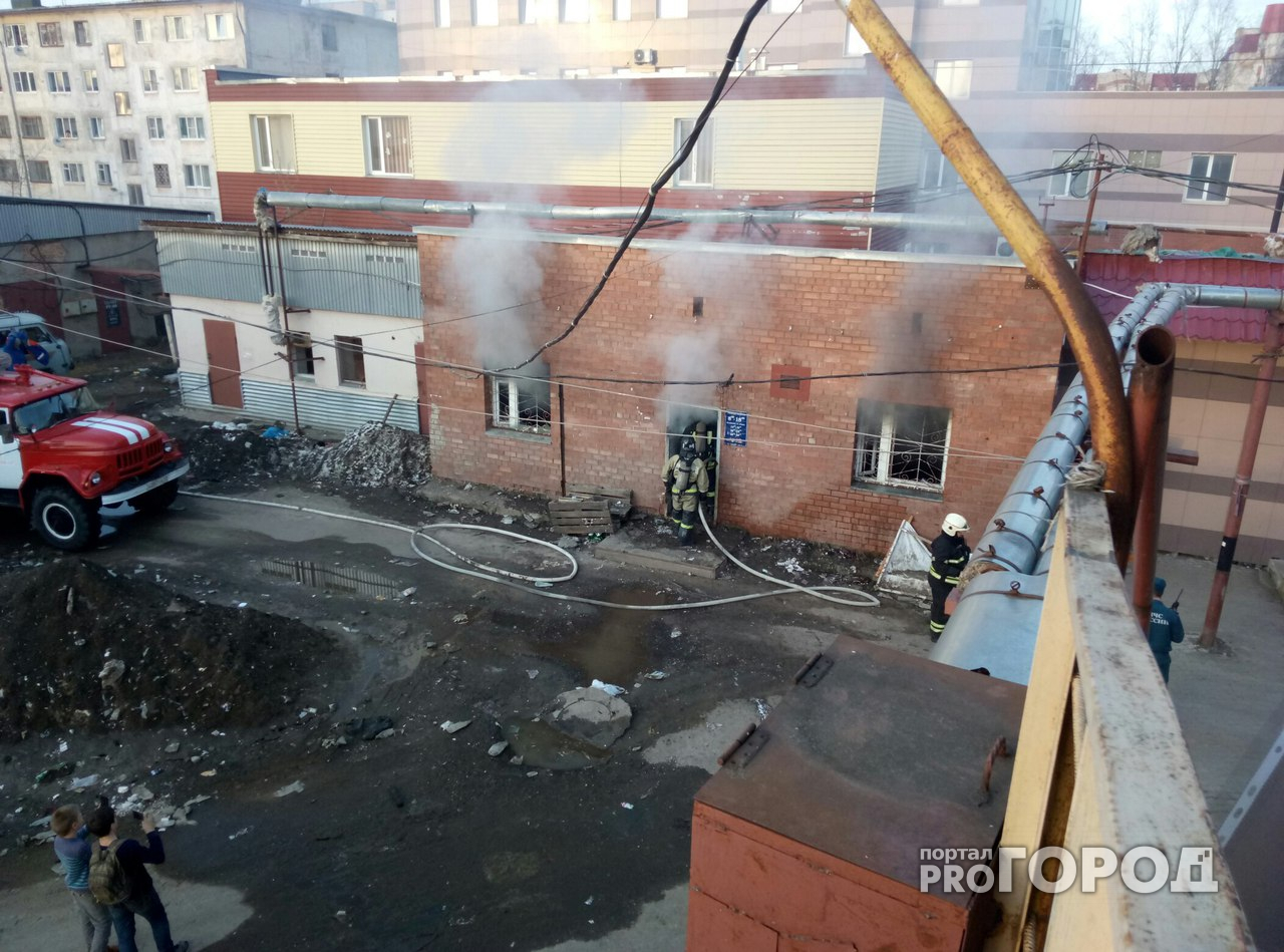 Появилось видео, как полыхало здание туалета в центре Сыктывкара