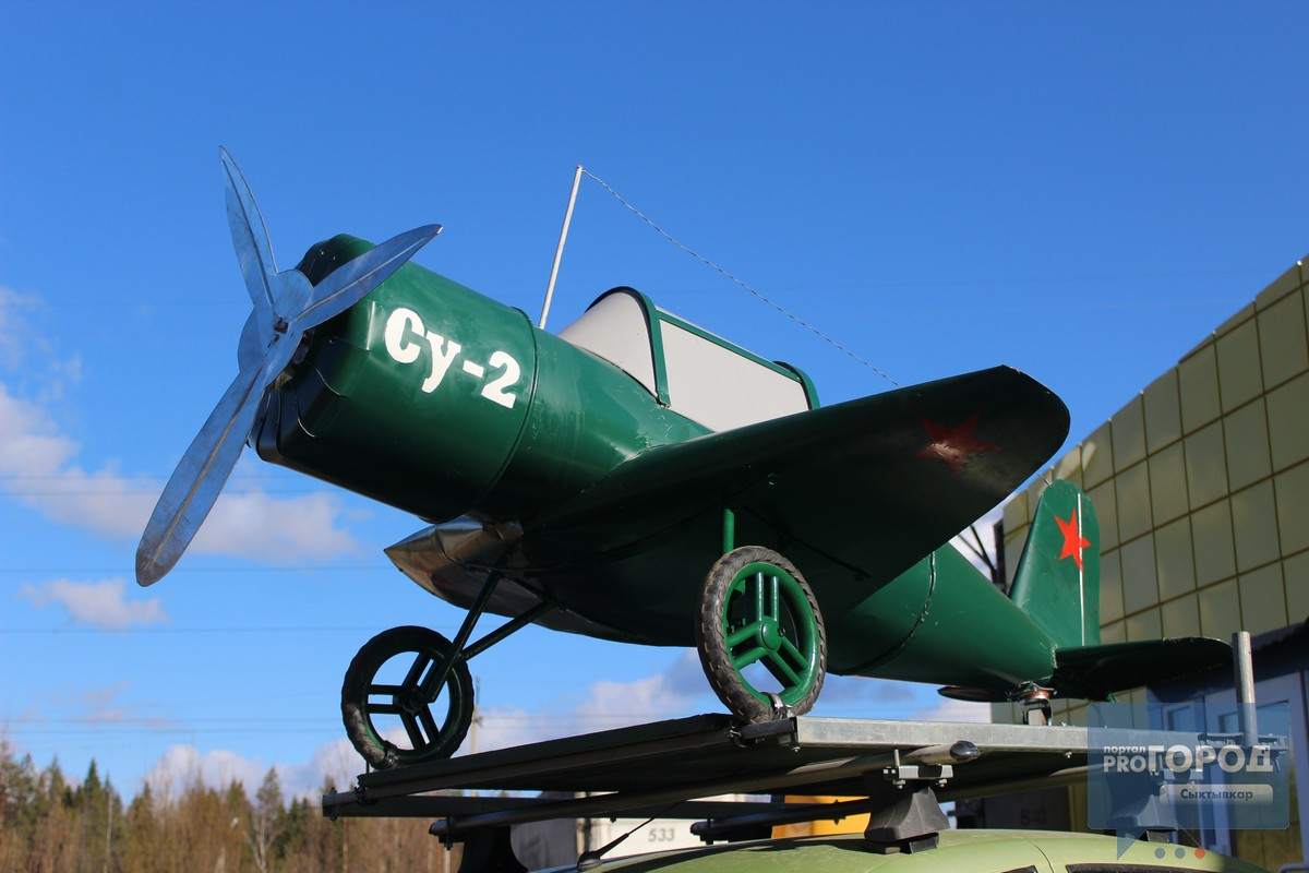 Сыктывкарские мастера в честь Дня Победы сделали модель военного самолета «Су-2»