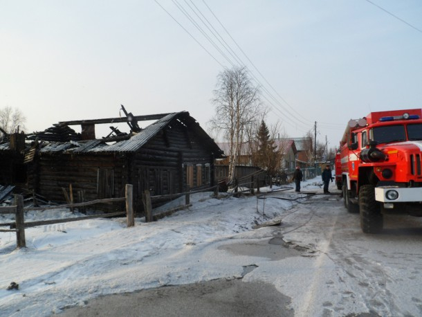 В Коми загоревшийся из-за сигареты жилой дом тушили всю ночь (фото)