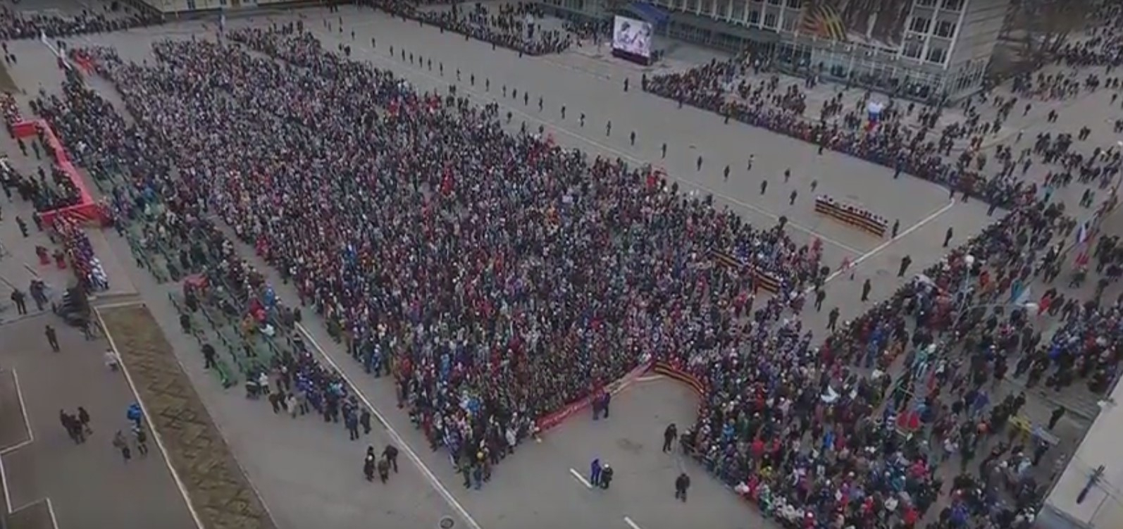 Появилось видео 11-тысячного «Бессмертного полка» в Сыктывкаре с высоты птичьего полёта