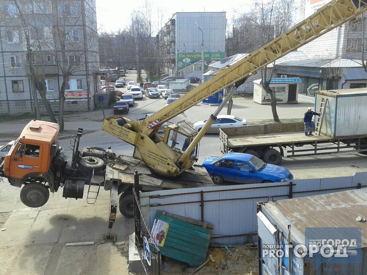 В Сыктывкаре завалился автокран (фото)