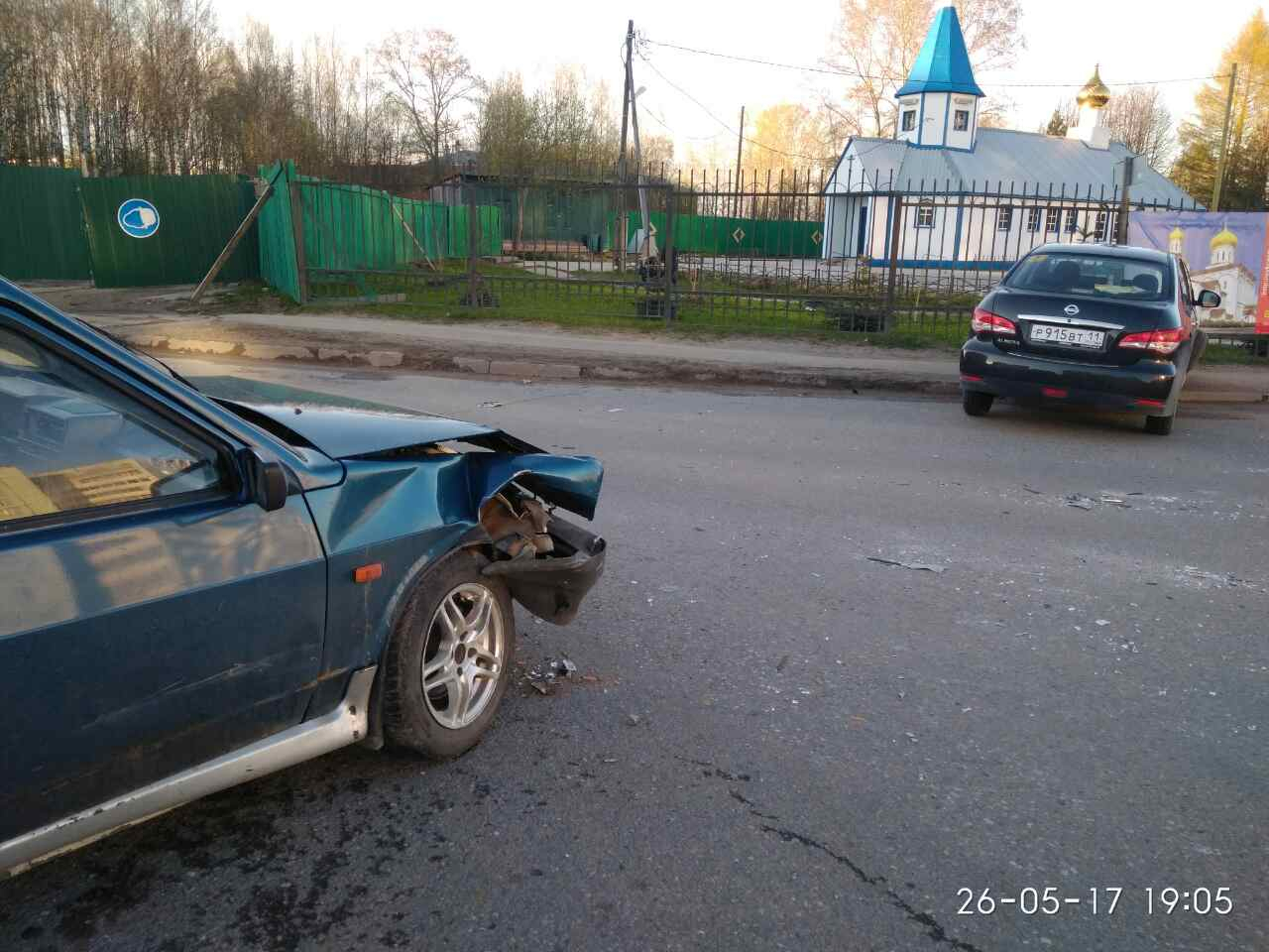 В Сыктывкаре столкнулись "Ниссан" и ВАЗ, есть пострадавшие (фото)