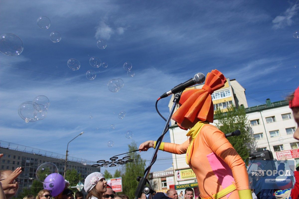В Сыктывкаре на площадке «под часами» в День города дети ловили мыльные пузыри (фото, видео)