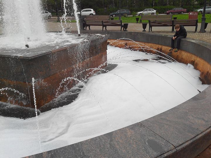 В Сыктывкаре в фонтан на Театральной насыпали стирального порошка