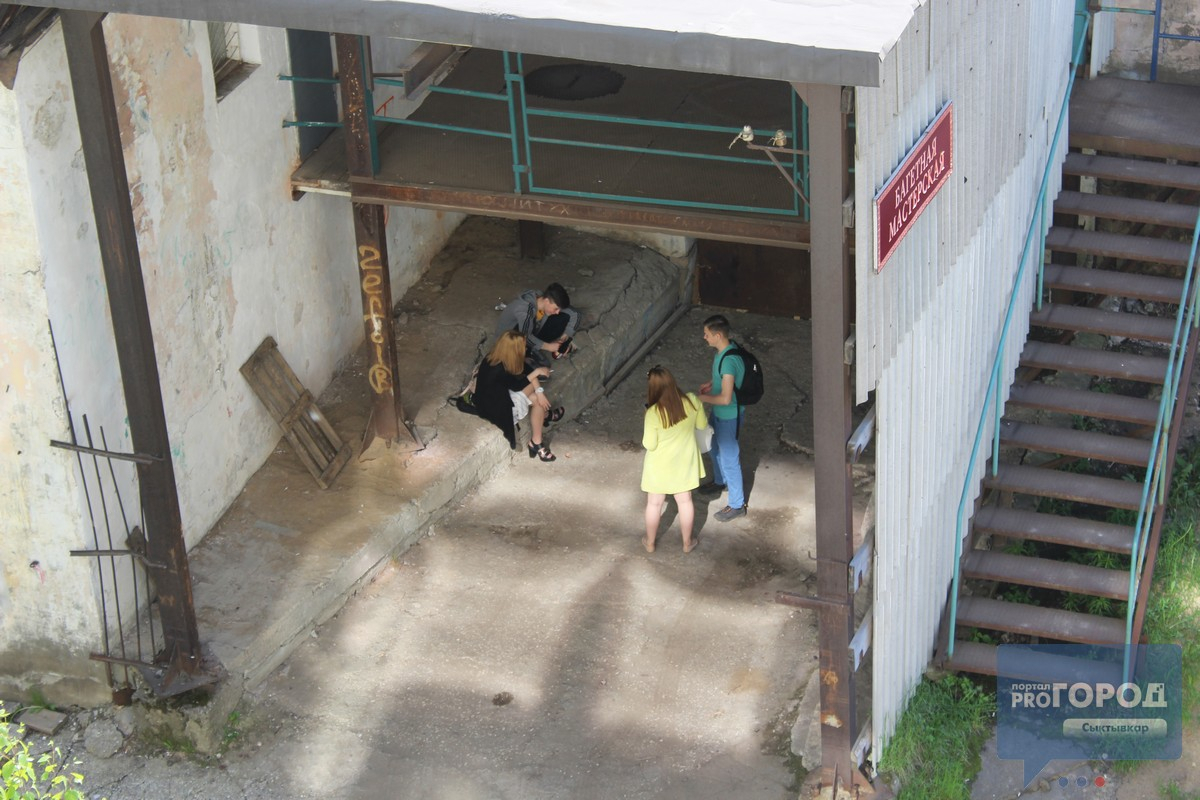 В Сыктывкаре подростки курили и выпивали, прячась во дворе дома (фото, видео)