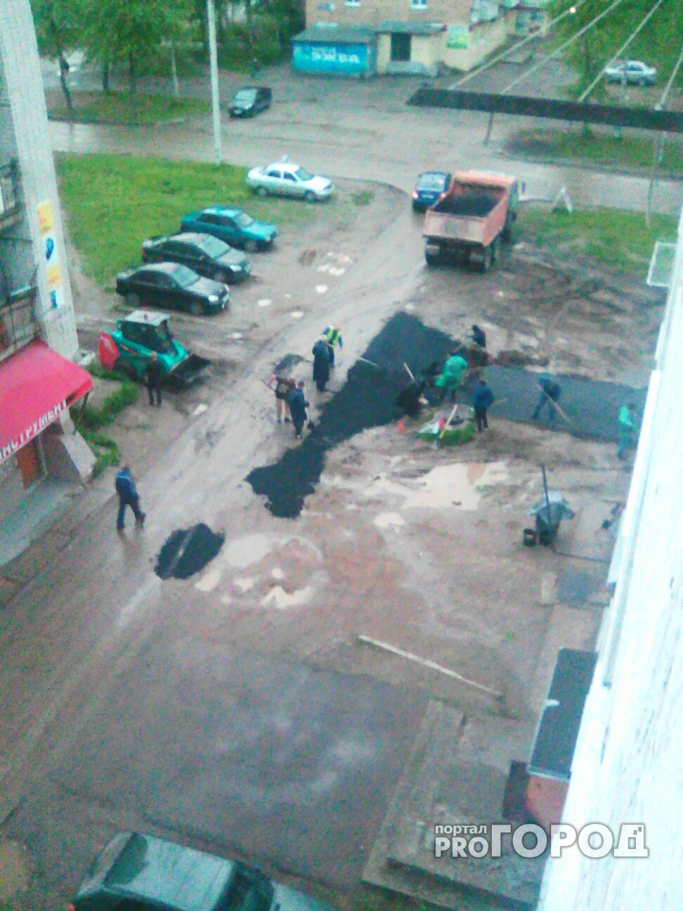 В Сыктывкаре новый асфальт закидывали в лужи и мокрую грязь (фото, видео)