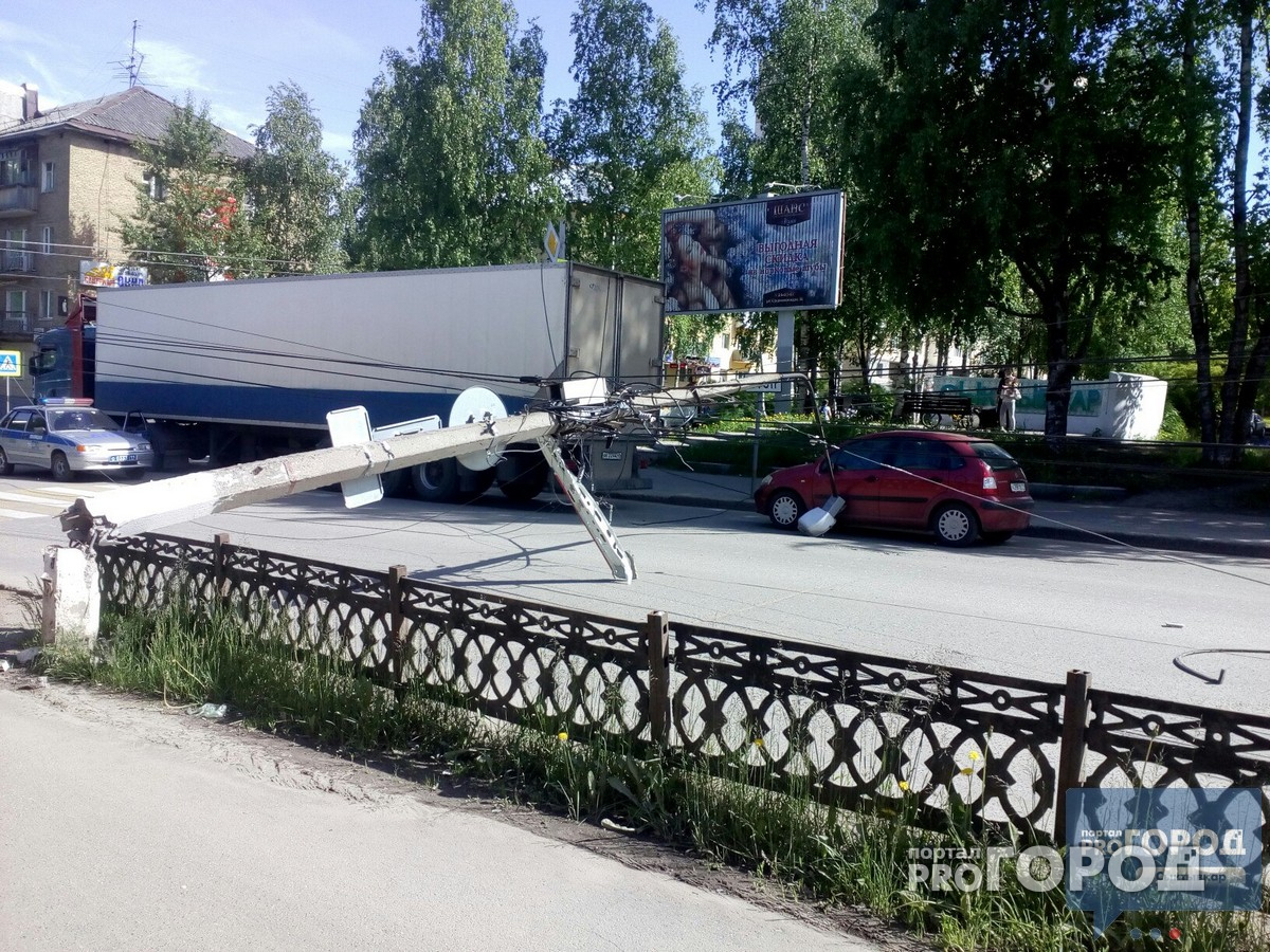 В центре Сыктывкара на дорогу упал бетонный столб (фото)