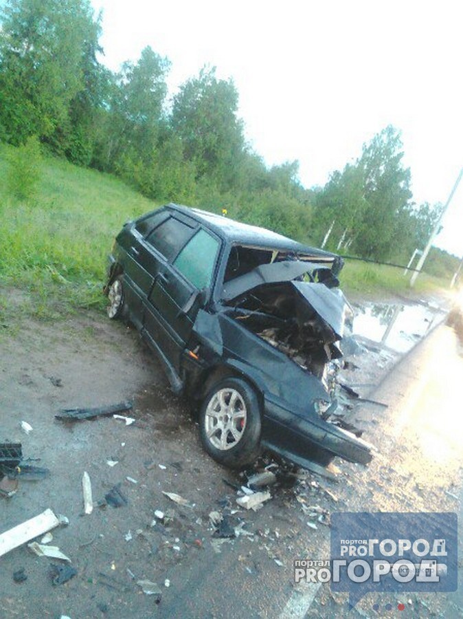 Появились фото с места смертельного ДТП в Сыктывкаре, где столкнулись "Тойота" и ВАЗ