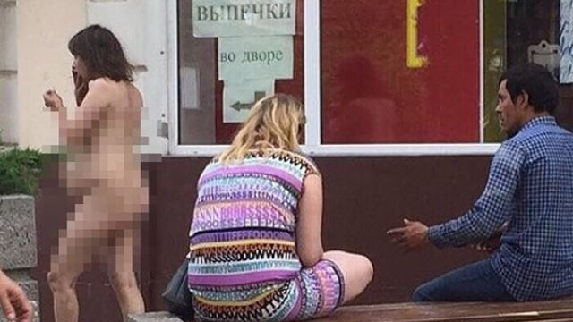 В Ростове голая девушка на последних месяцах беременности шла по улице и курила