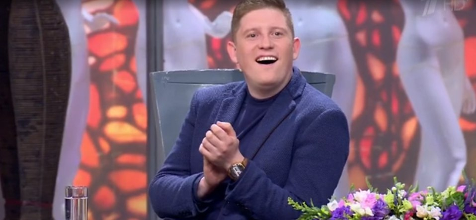 Сыктывкарский шоумен заставил подругу переодеться на глазах у миллиона зрителей