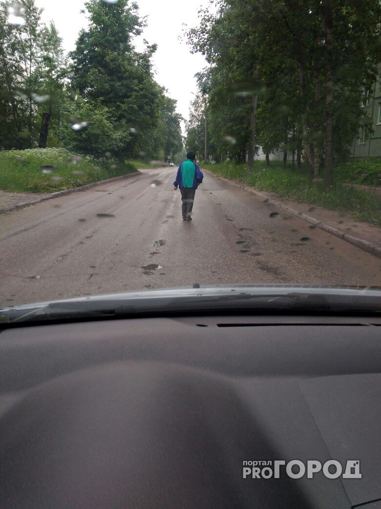 В Сыктывкаре странная женщина бродила по проезжей части и не реагировала на сигналы авто