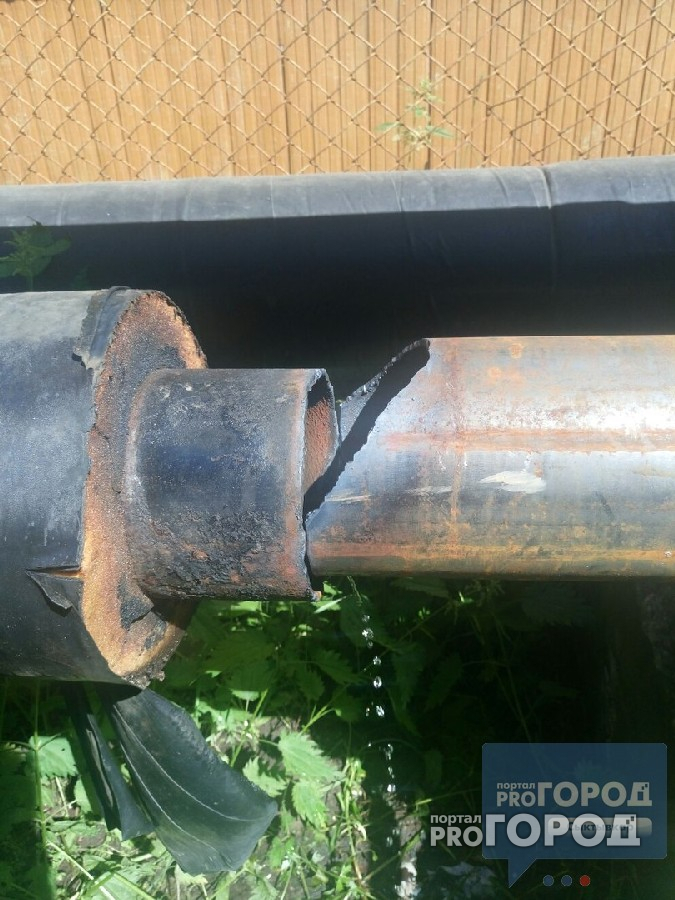 Появились фото с места аварии, где у детсада в Сыктывкаре хлестал кипяток