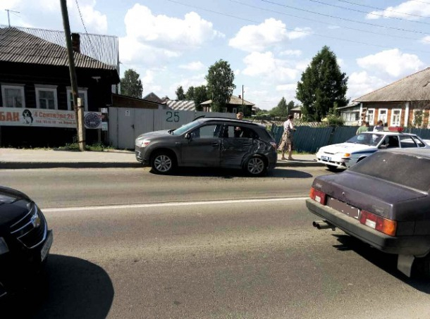 В Сыктывкаре столкнулись Nissan и Mitsubishi, пострадала женщина