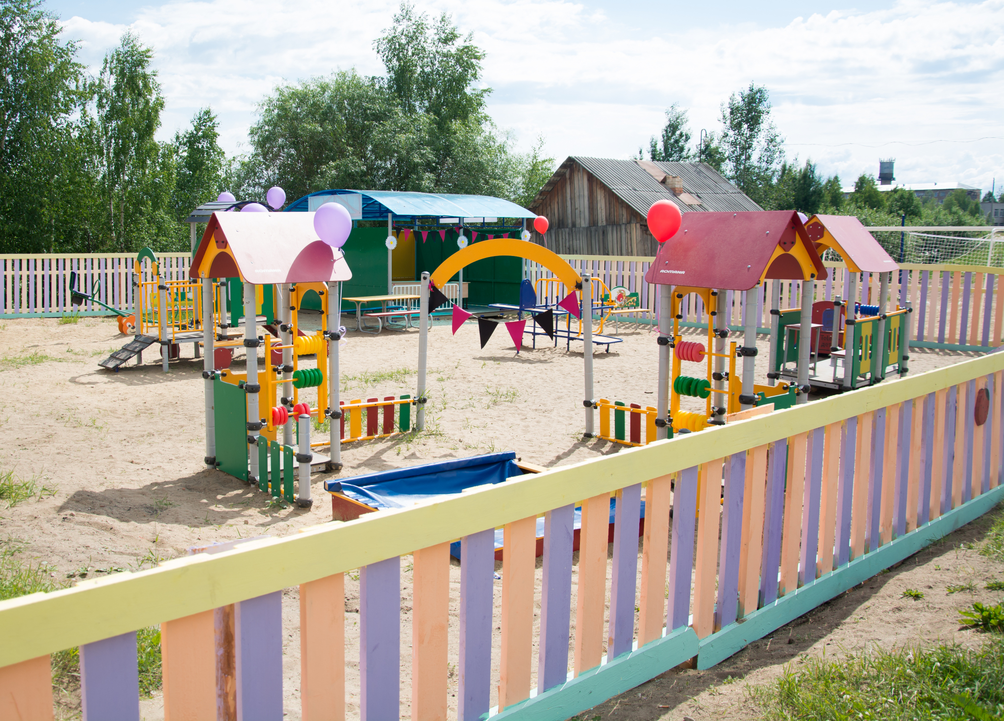 Tele2 построила детскую площадку для социально-реабилитационного центра в Усогорске