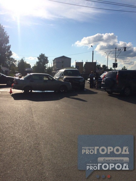 В сети появились снимки с места ДТП в Сыктывкаре, произошедшего из-за наглого водителя