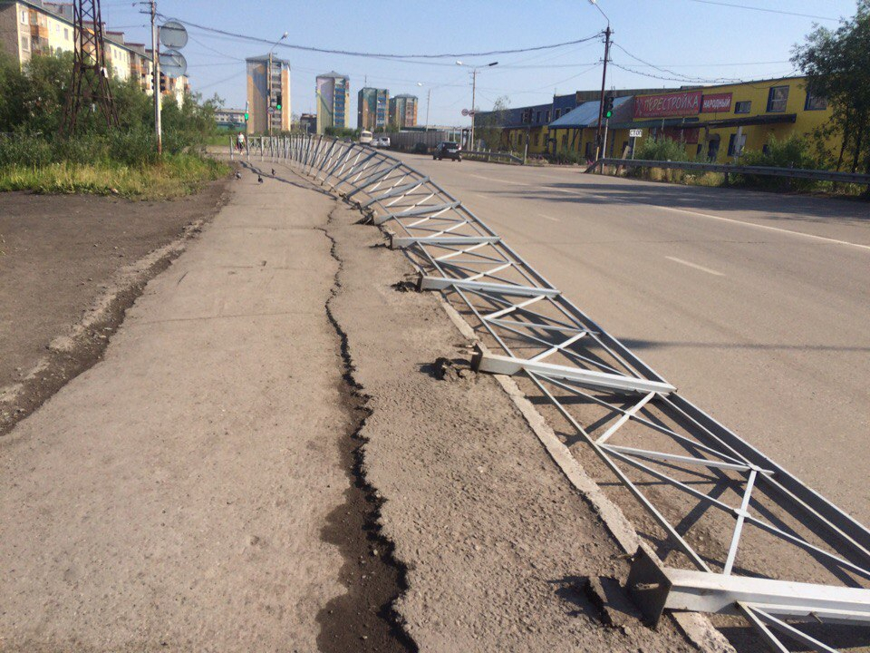 В Коми пешеходное ограждение развалилось на дороге «веером» (фото)