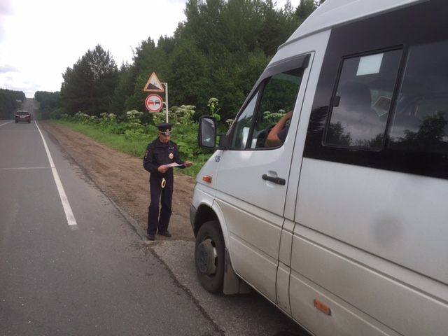 В Сыктывкаре во время рейда ГИБДД эвакуировали прицеп пассажирского микроавтобуса (фото)
