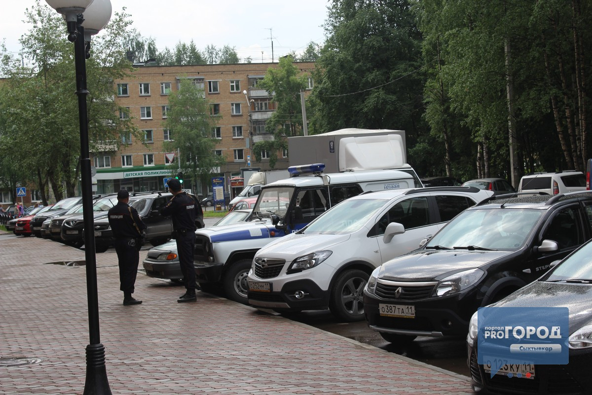 У ТЦ "Парма" в Сыктывкаре, где вчера были беспорядки, дежурит полиция (фото)
